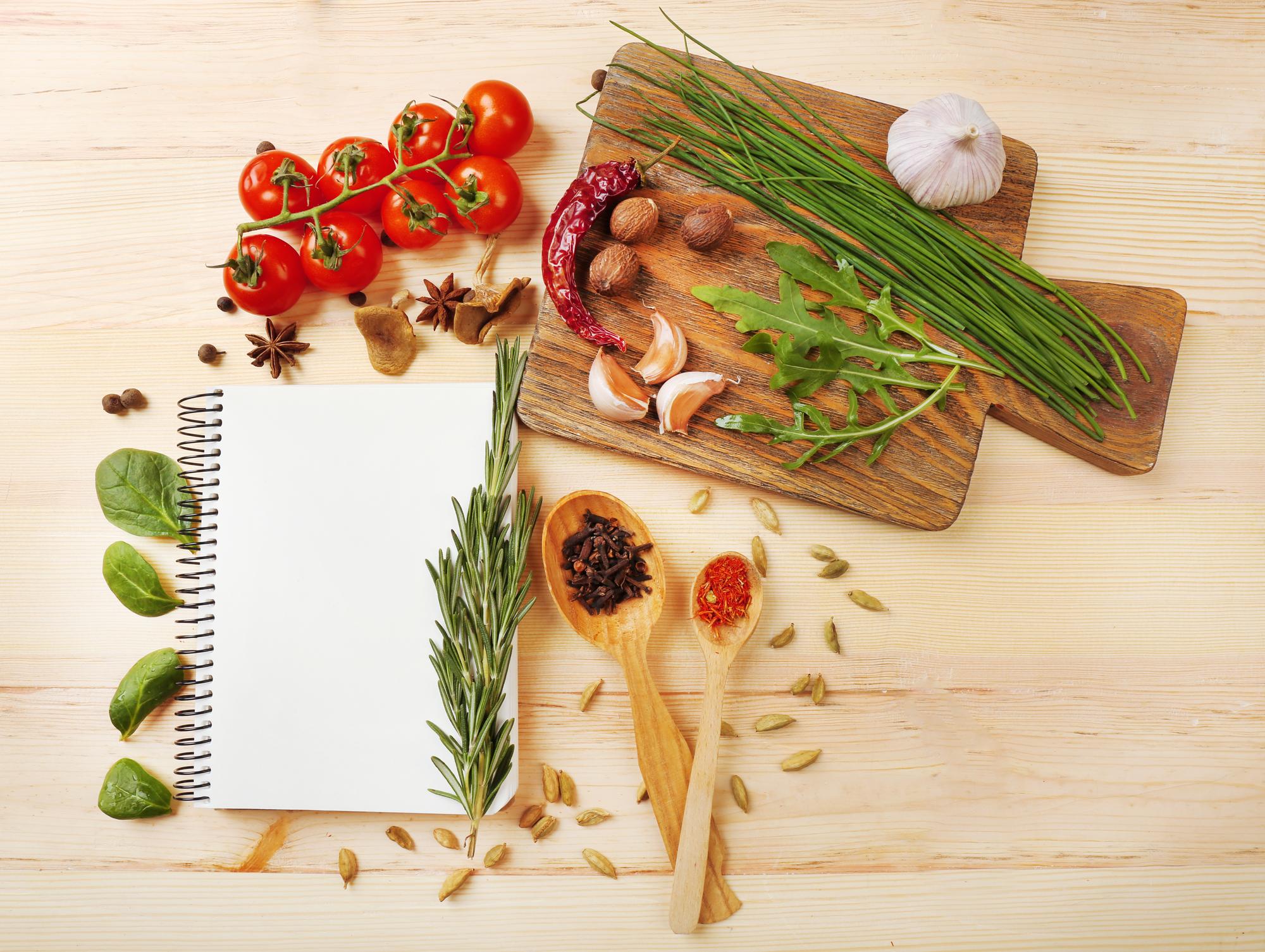 Tavolo con ingredienti freschi e ricette